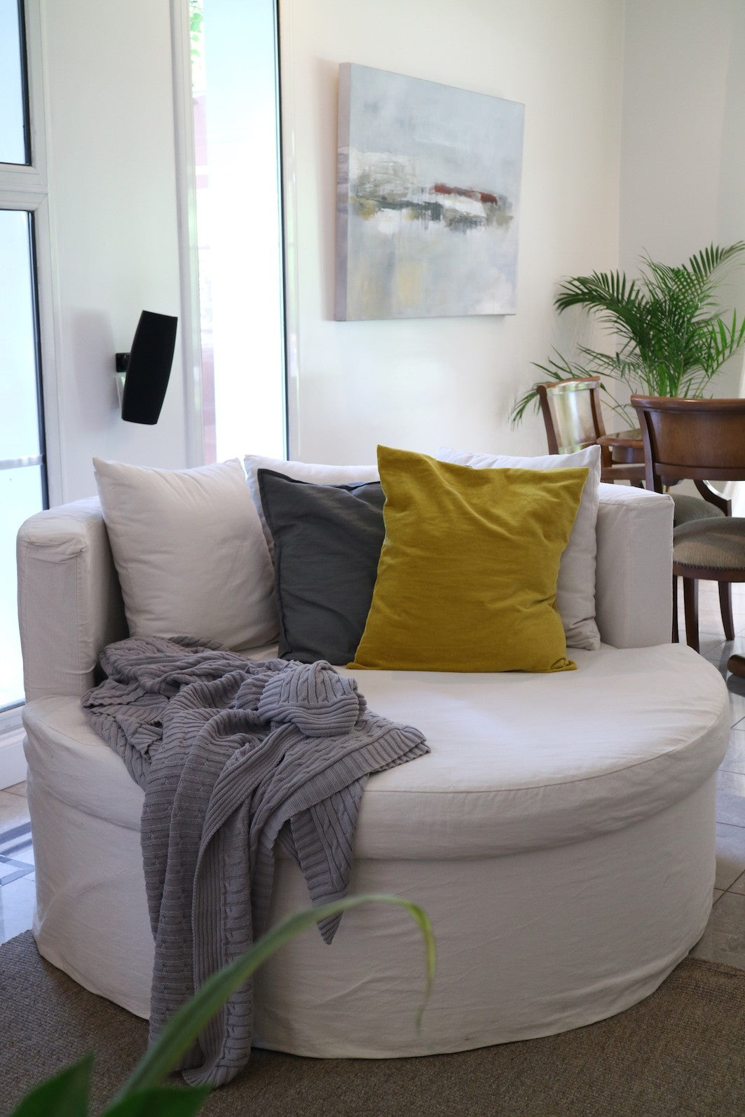 SOFA CIRCULAR TAPIZADO EN LIENZO CON FUNDA TUSSOR NATURAL