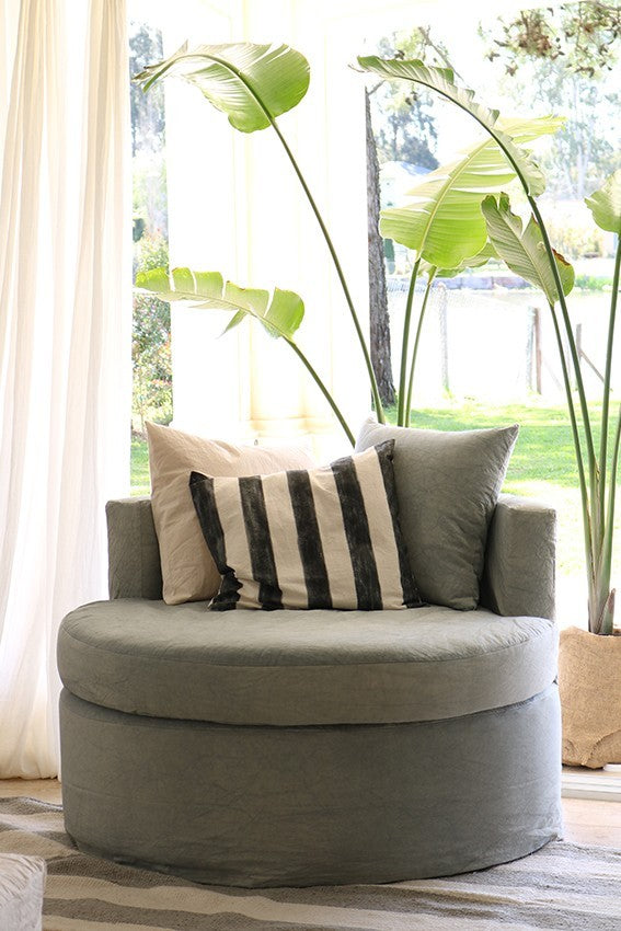 SOFA CIRCULAR TAPIZADO EN PANAMA CON FUNDA TUSSOR NATURAL