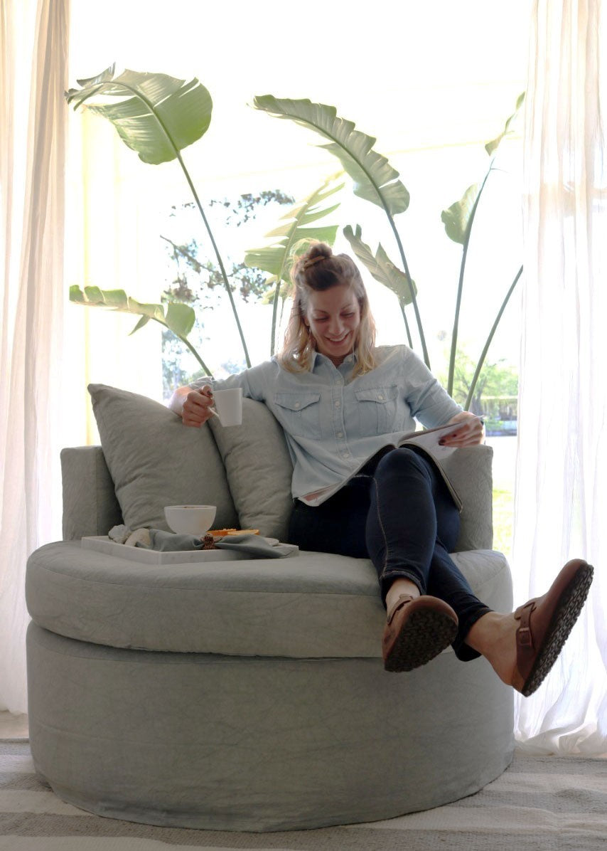 SOFA CIRCULAR TAPIZADO EN LIENZO CON FUNDA TUSSOR NATURAL