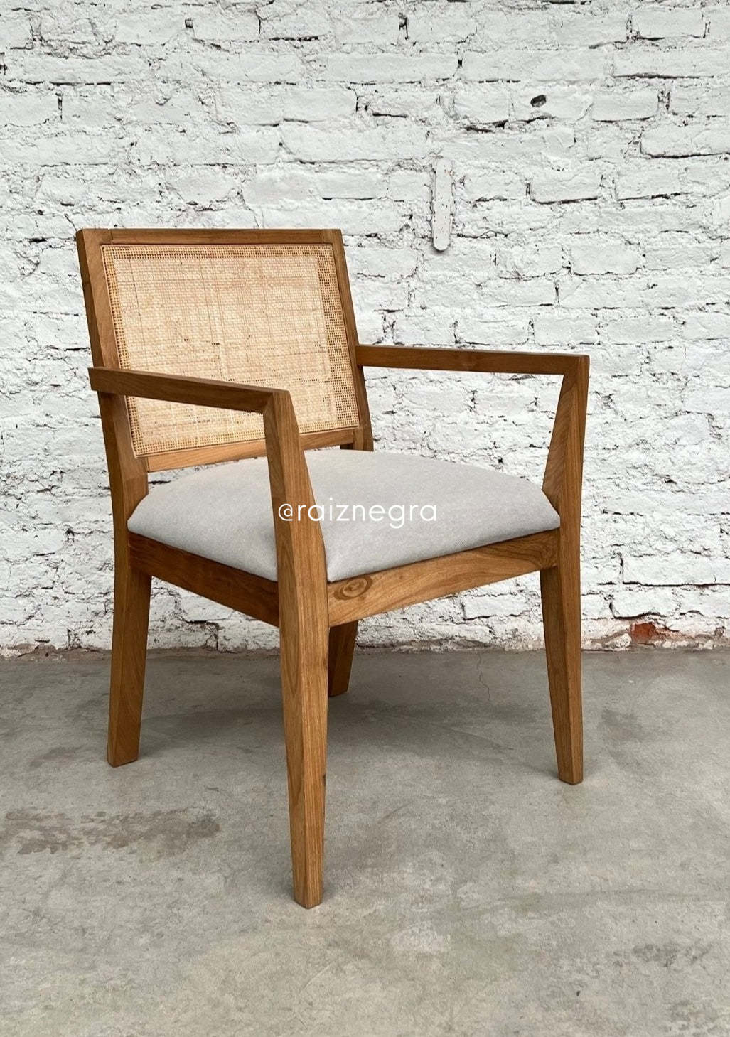 STOCK - Silla Bruselas con apoyabrazos gris claro