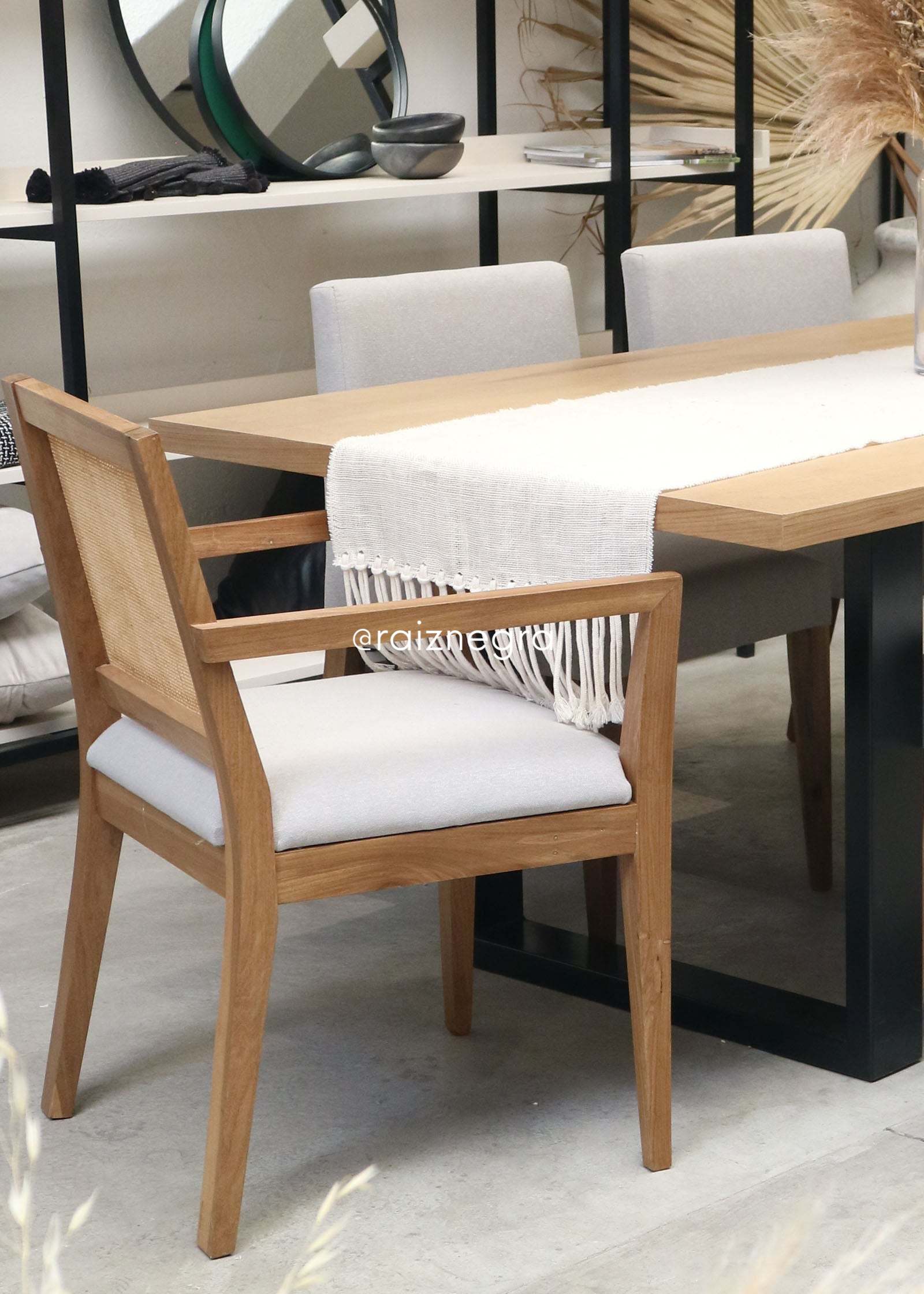 STOCK - Silla Bruselas con apoyabrazos gris claro
