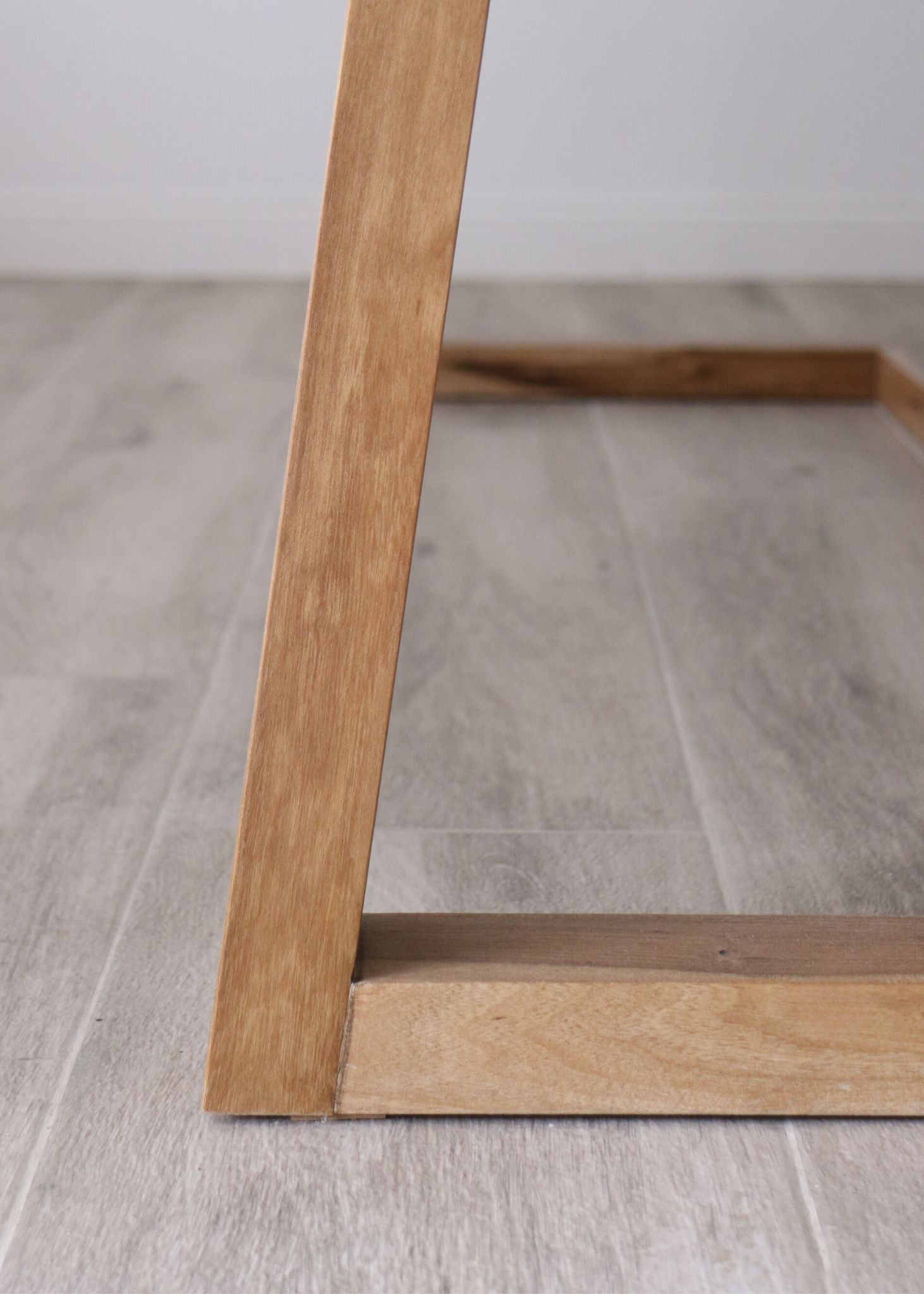 Mesa Portland base Petiribi - Tapa con terminación Poliuretano